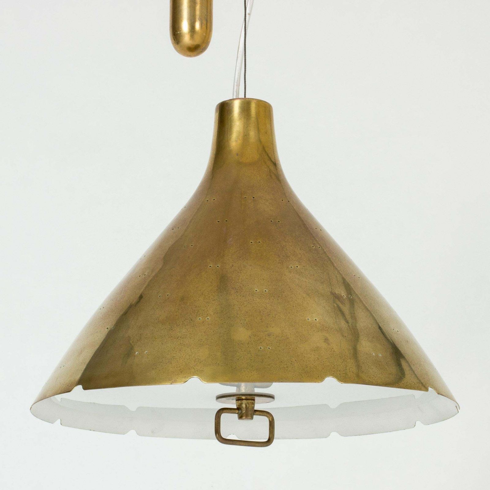 Lampe à suspension mid-century en laiton, par Paavo Tynell pour Taito Oy, Finlande, années 1950 photo furniture