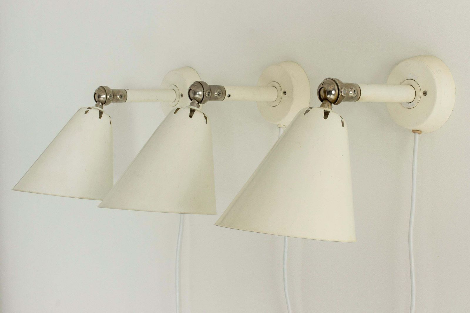 Ensemble de trois appliques murales Asea, métal et laiton, Scandinavian Modern photo Luminaires