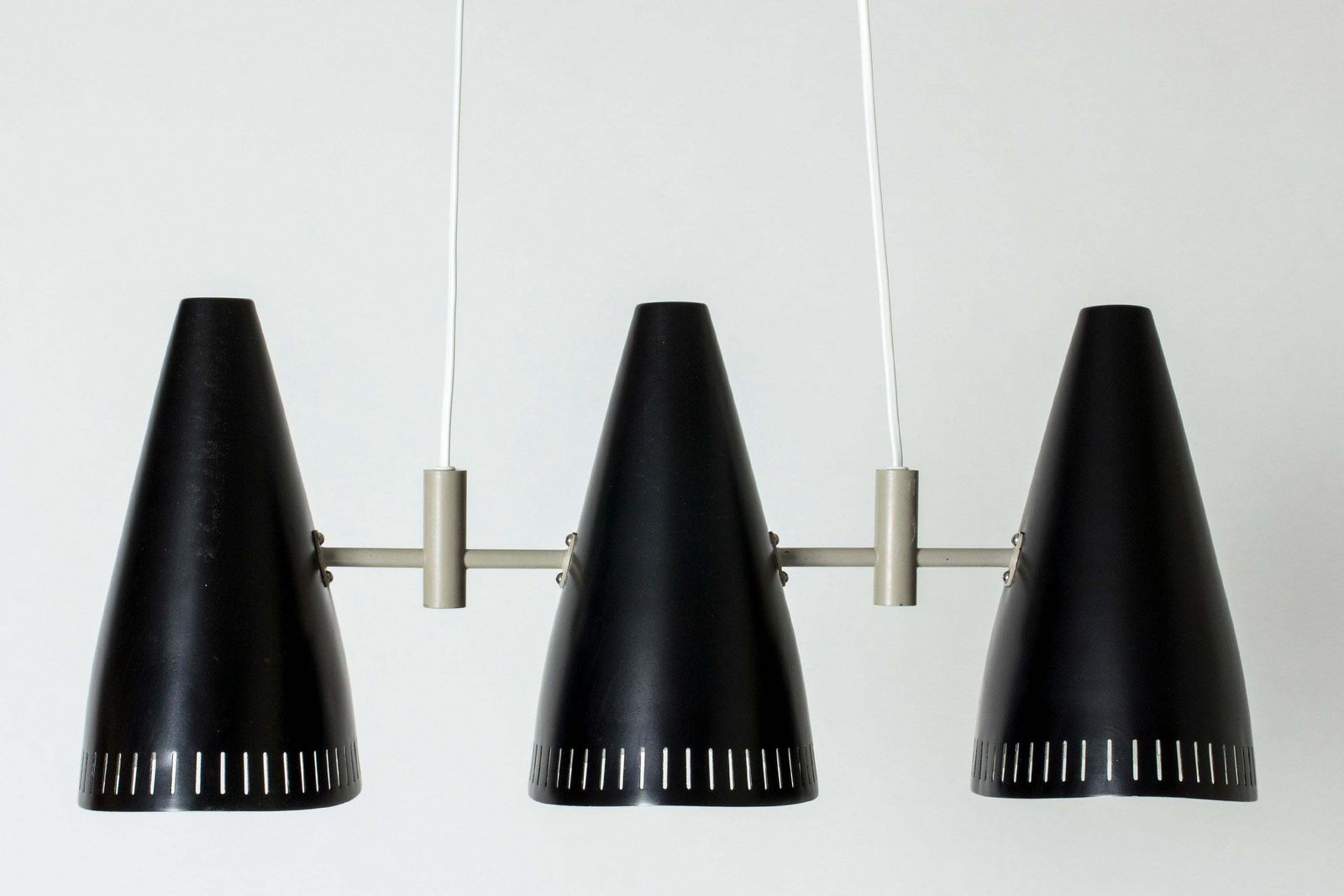 Zweedse gelakte metalen plafondlamp van Eje Ahlgren voor Luco, jaren 1950 photo Verlichting