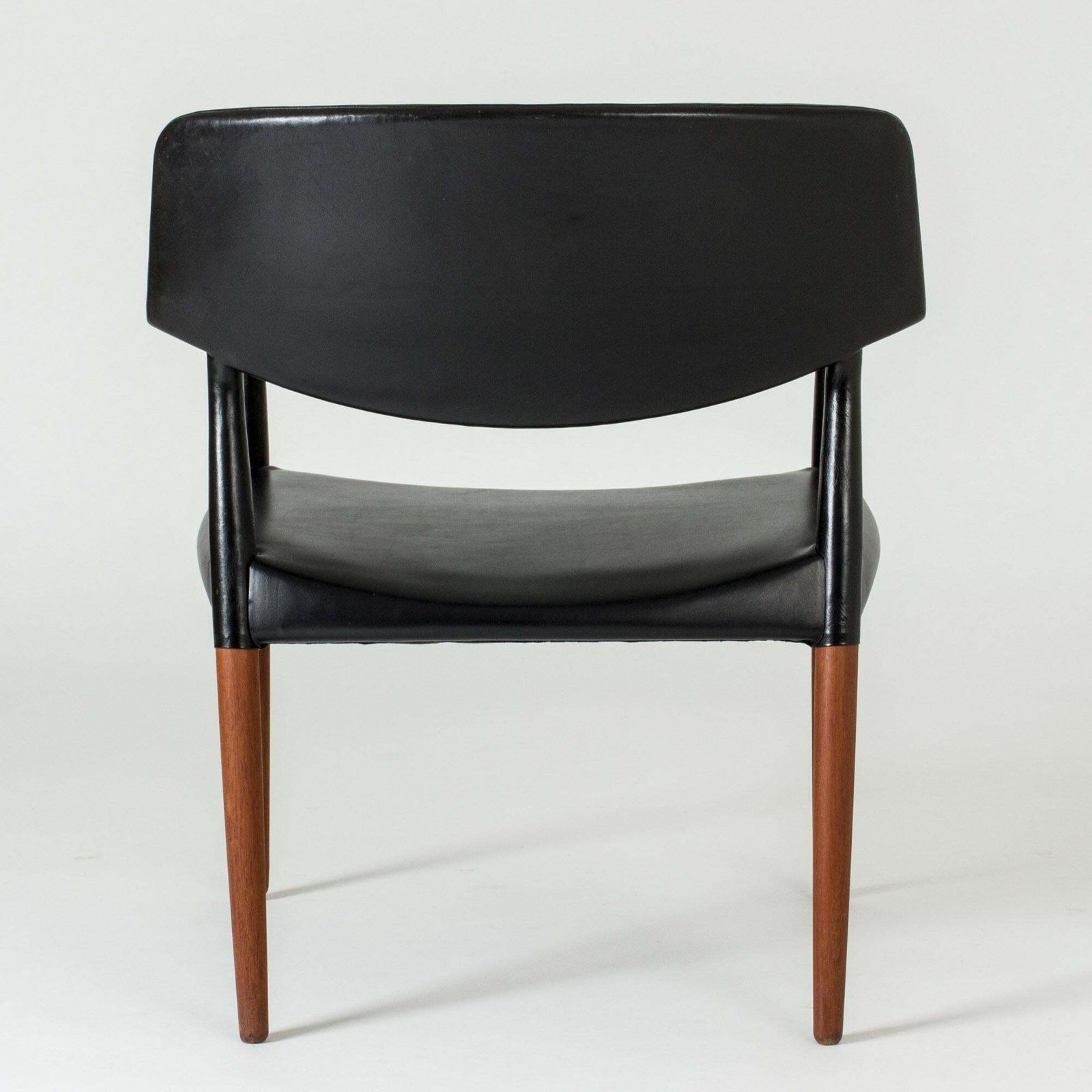 Fauteuil mid-century en cuir, par Ejnar Larsen & Aksel Bender Madsen pour Willy Beck photo Mobilier