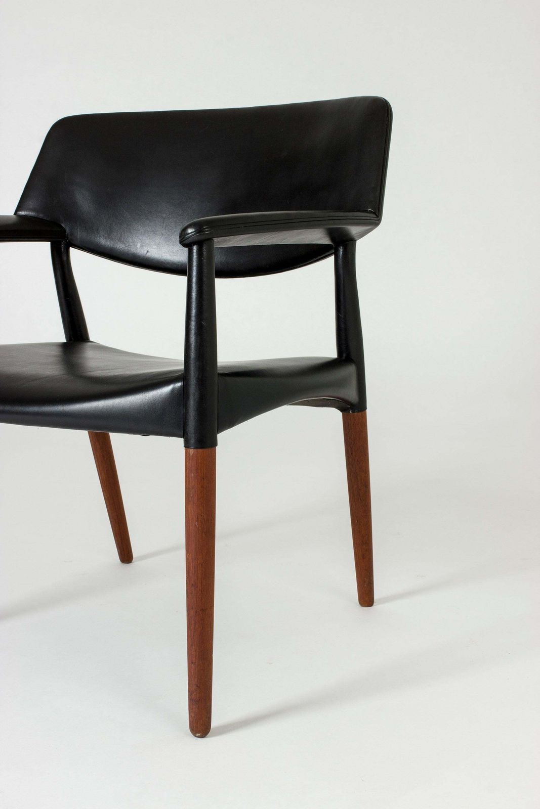 Fauteuil mid-century en cuir, par Ejnar Larsen & Aksel Bender Madsen pour Willy Beck photo vinterior