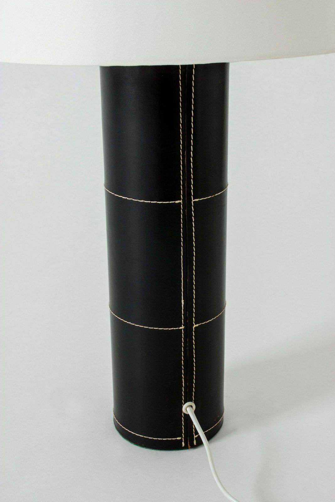 Mid-century tafellamp van Bergboms met zwart leren voet photo vinterior