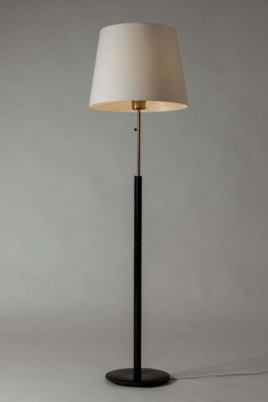 Lampadaire mid-century modern Bergboms en cuir et laiton, années 1950 photo for sale