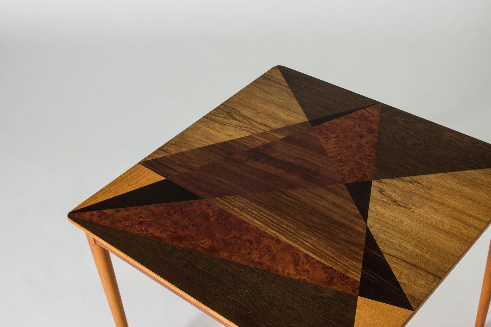 Table d'appoint suédoise mid-century en teck avec incrustation de bois, années 1950 photo vinterior