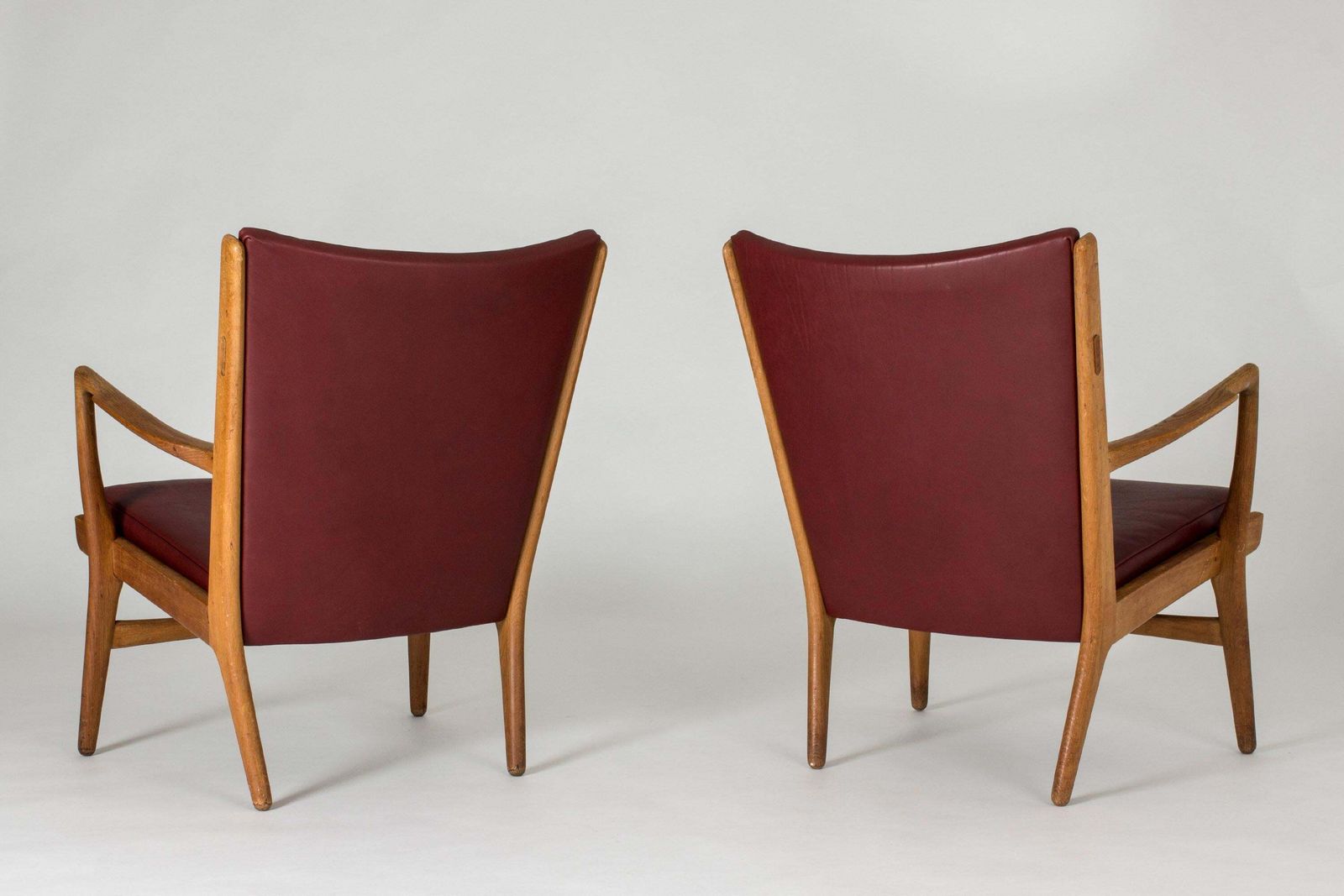 Ap 16 Lounge Chairs van Hans J. Wegner, eik en oxblood leer, jaren 1960 photo Meubels