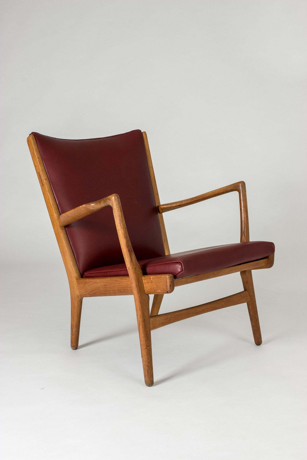 Ap 16 Lounge Chairs van Hans J. Wegner, eik en oxblood leer, jaren 1960 photo 12442.0