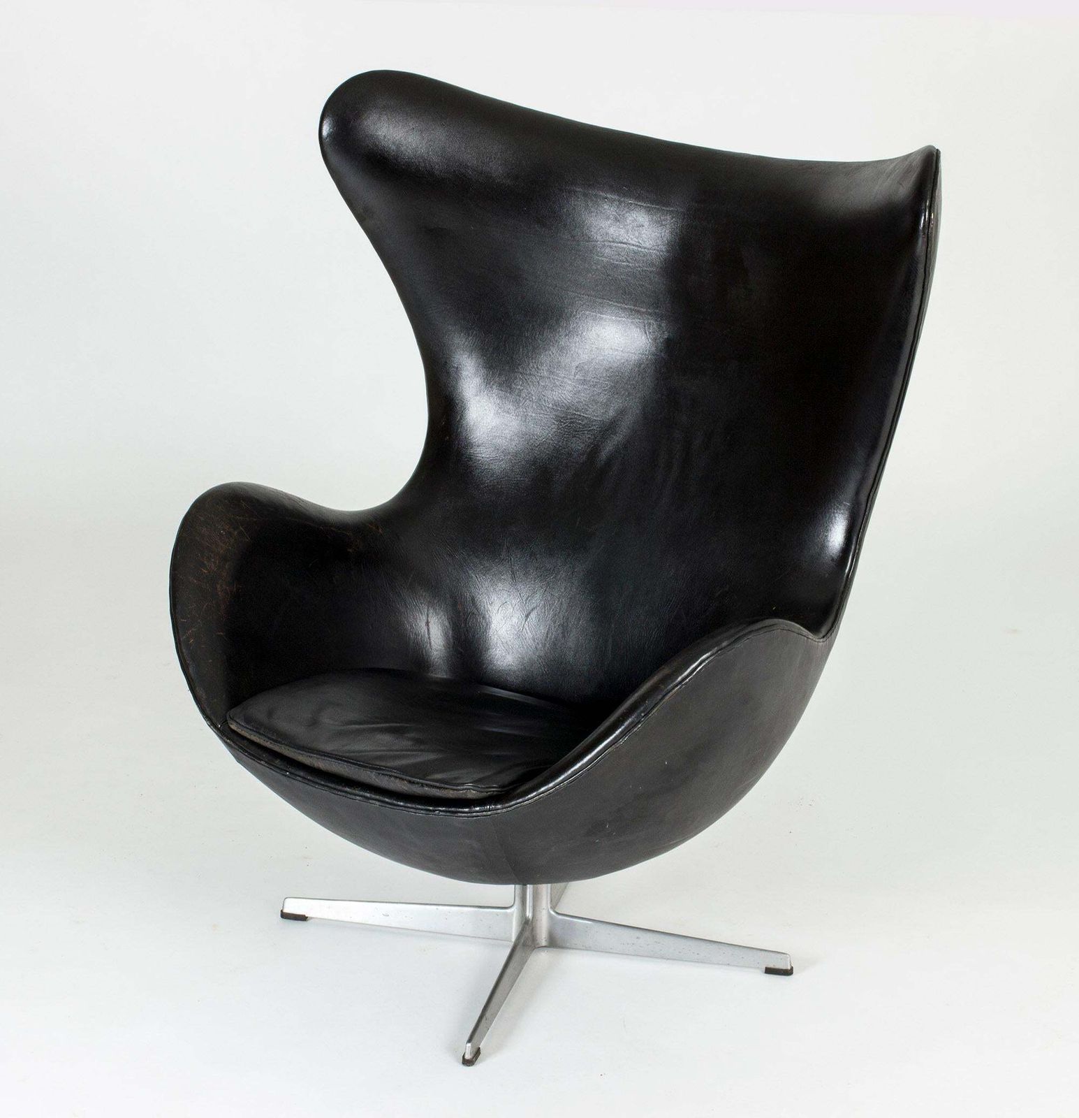 Arne Jacobsen Egg Lounge Chair, Black Leather, Scandinavian Design photo 9599.0