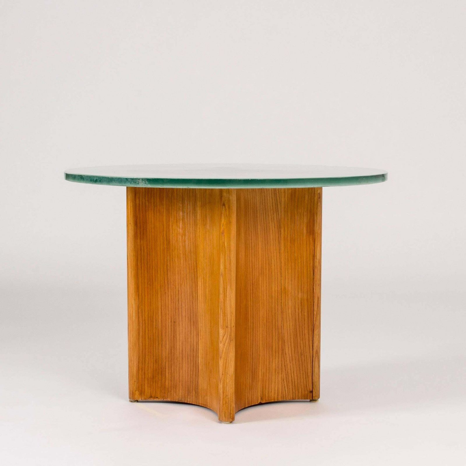 Zweeds glazen salontafel ca. jaren 1940 met matglazen blad en houten voet photo furniture