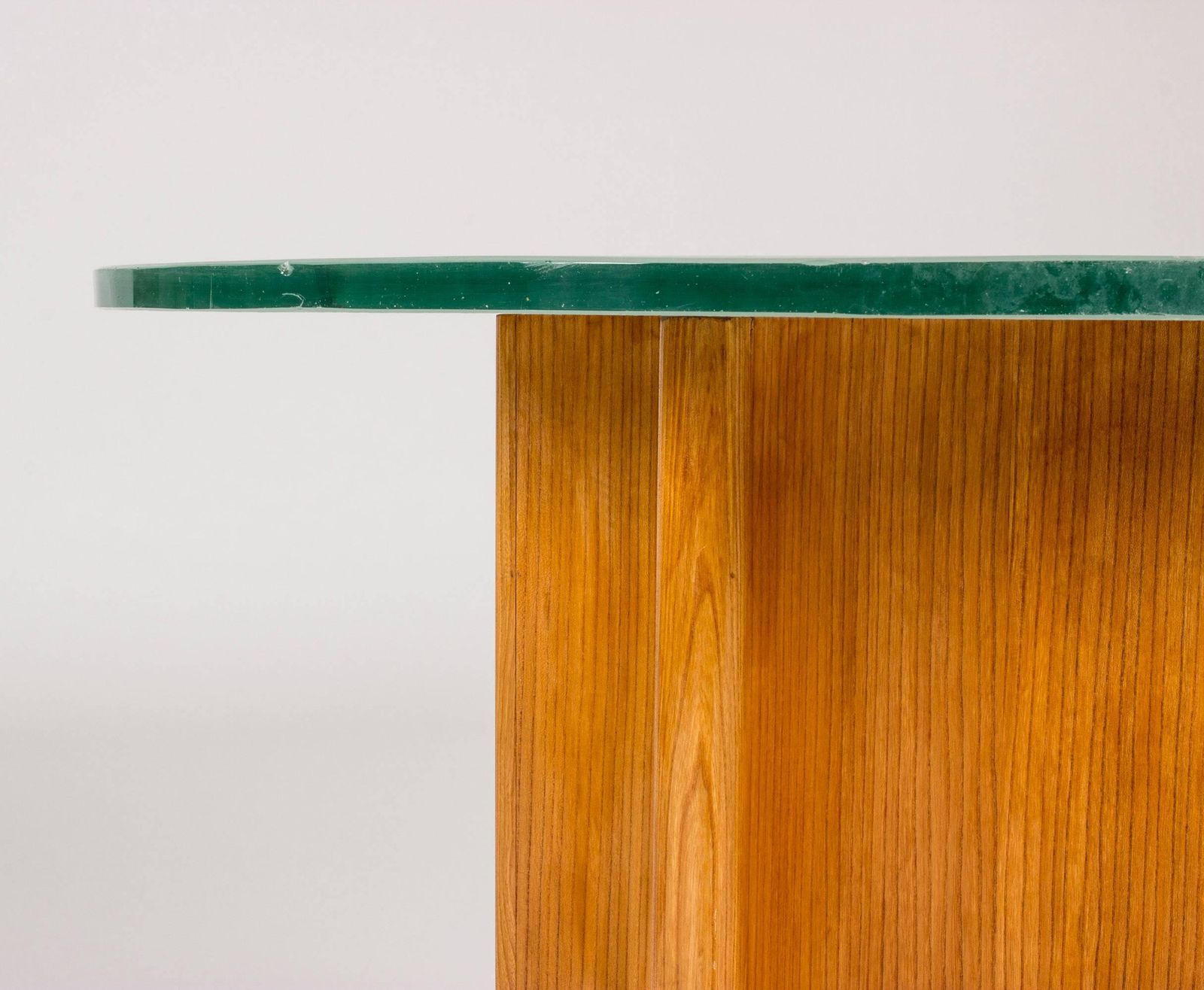 Zweeds glazen salontafel ca. jaren 1940 met matglazen blad en houten voet photo vinterior