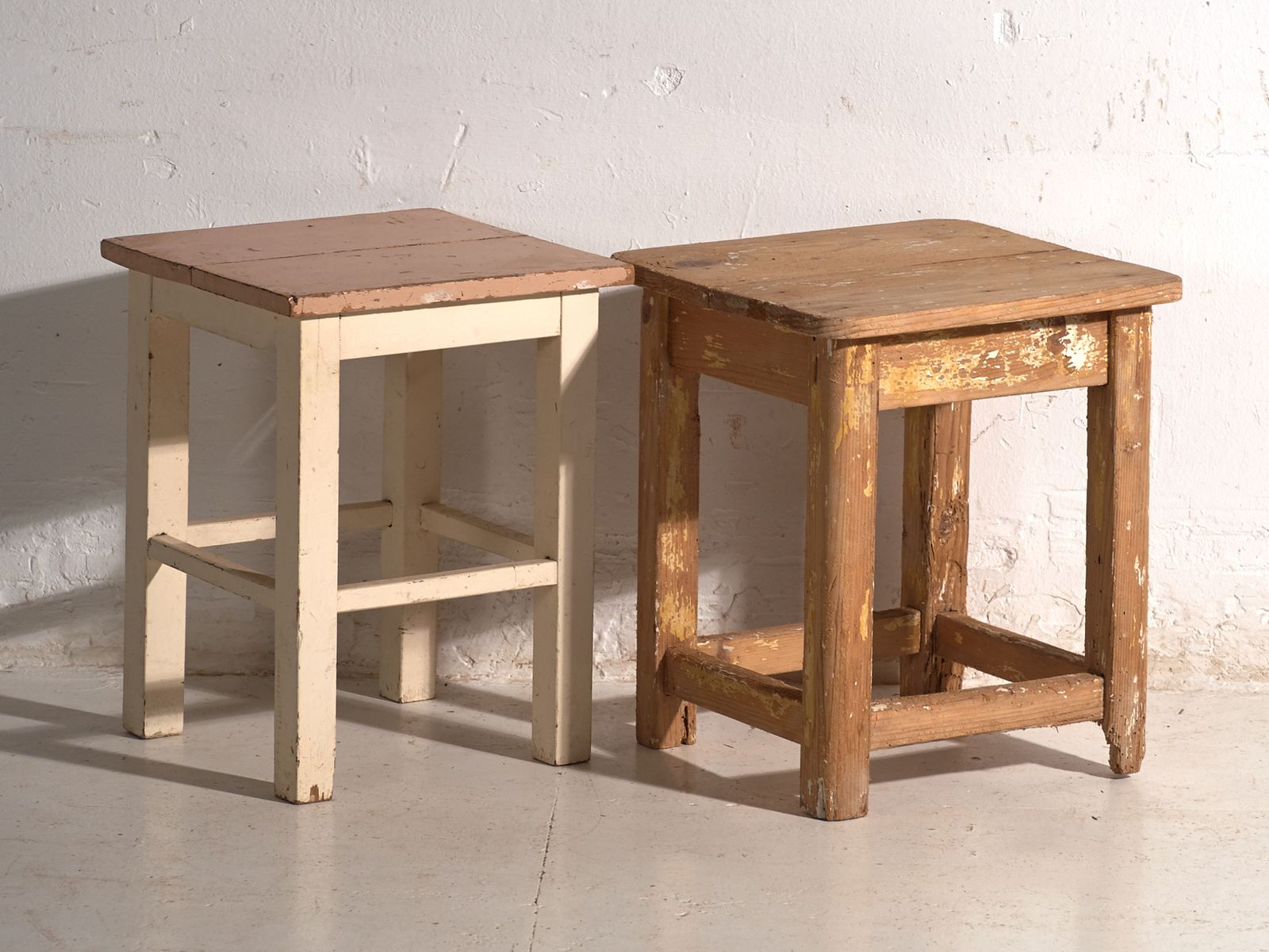 Tables de chevet d'époque en bois de pin - Europe centrale, vers 1940 #2 photo for sale
