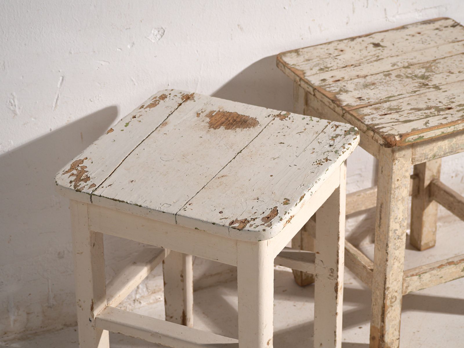 Tables de chevet d'époque en bois de pin, Europe centrale, vers 1940 #8 photo furniture