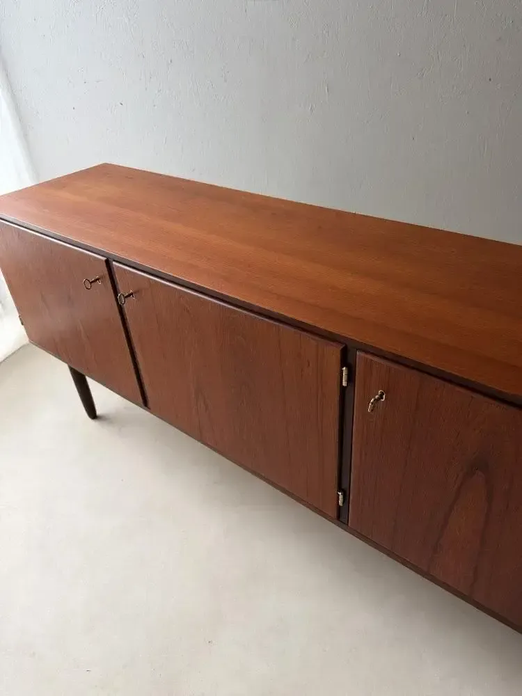 photo vintage Deens teakhouten dressoir, jaren 1960