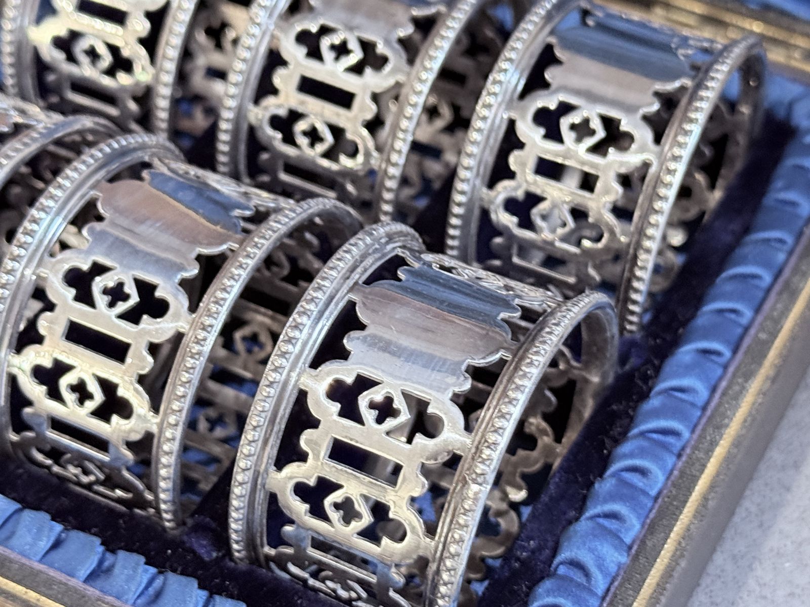 photo vinterior English Silver Napkin Rings Set Of 6, Original Case Ornate Art Deco Home Decor