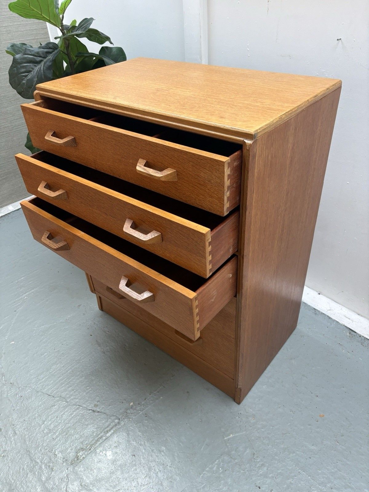 photo vinterior Vintage Mid Century G Plan "Brandon" Range Oak Chest Of Five Drawers 1950s