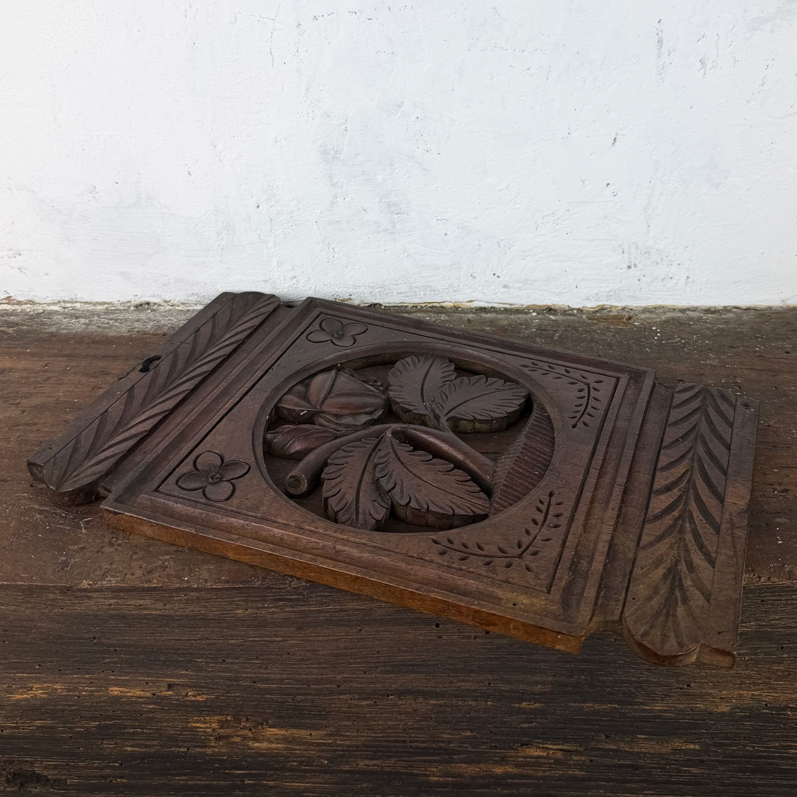 Antiek Frans gesneden houten paneelfragment met rozenmotief, architecturaal sloopmateriaal photo buy
