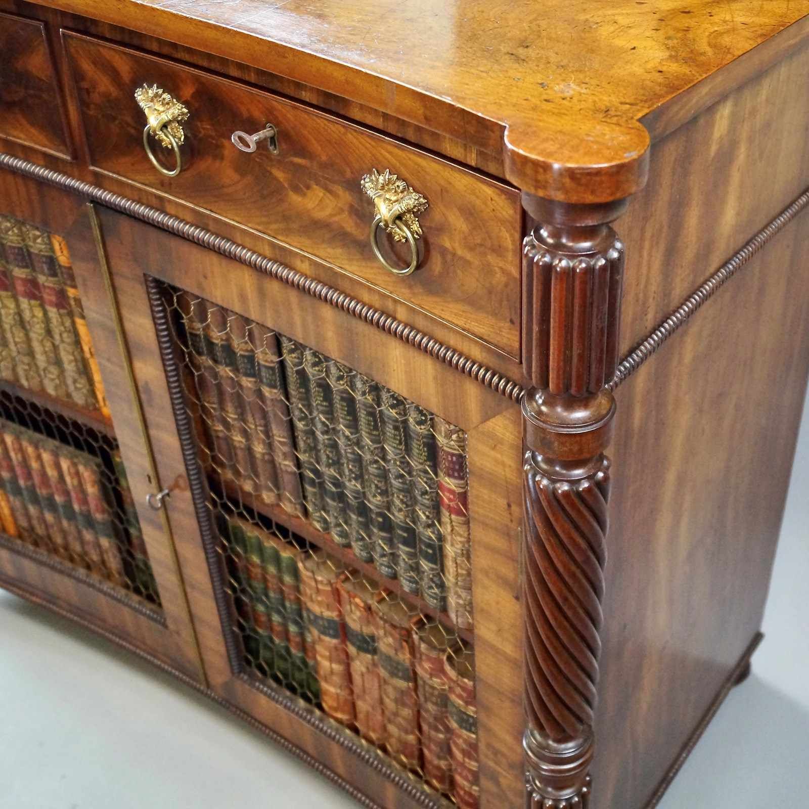 Bijzonder William IV mahonie concaaf sidetabinet photo Meubels