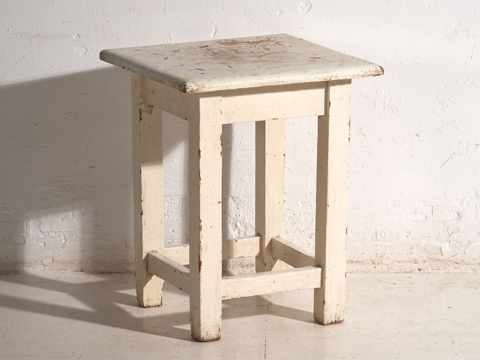 Tables de chevet d'époque en bois de pin, Europe centrale, vers 1940 #12 photo 306.0
