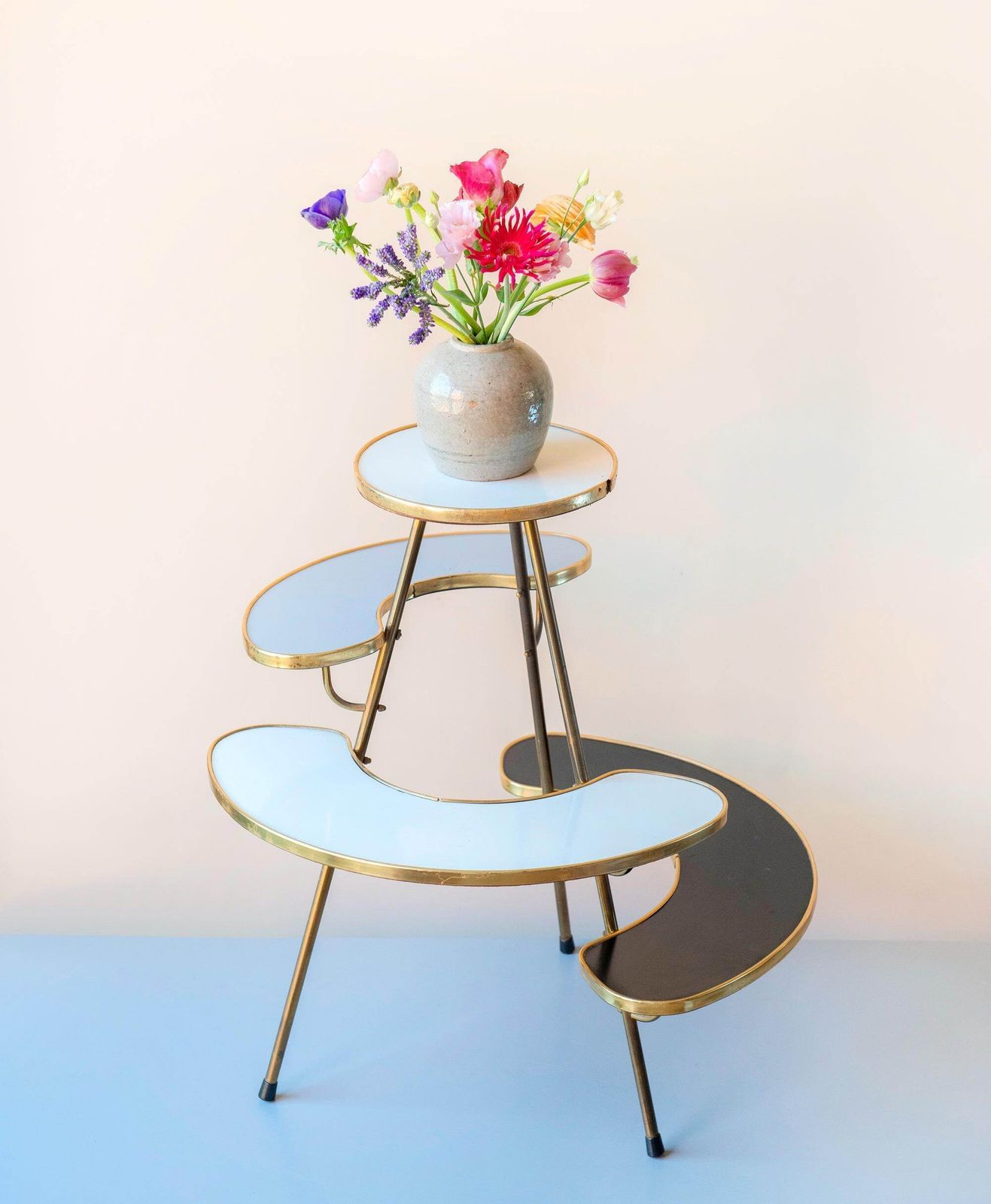 Vintage plantentafel met niveaus | Messing mid-century tafel | Organische vorm bloemenstandaard, jaren 1960 photo Woonaccessoires