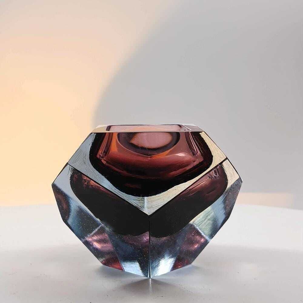 Cendrier asymétrique multifacettes en verre de Murano à l'uranium, années 1960, Murano, Italie photo for sale
