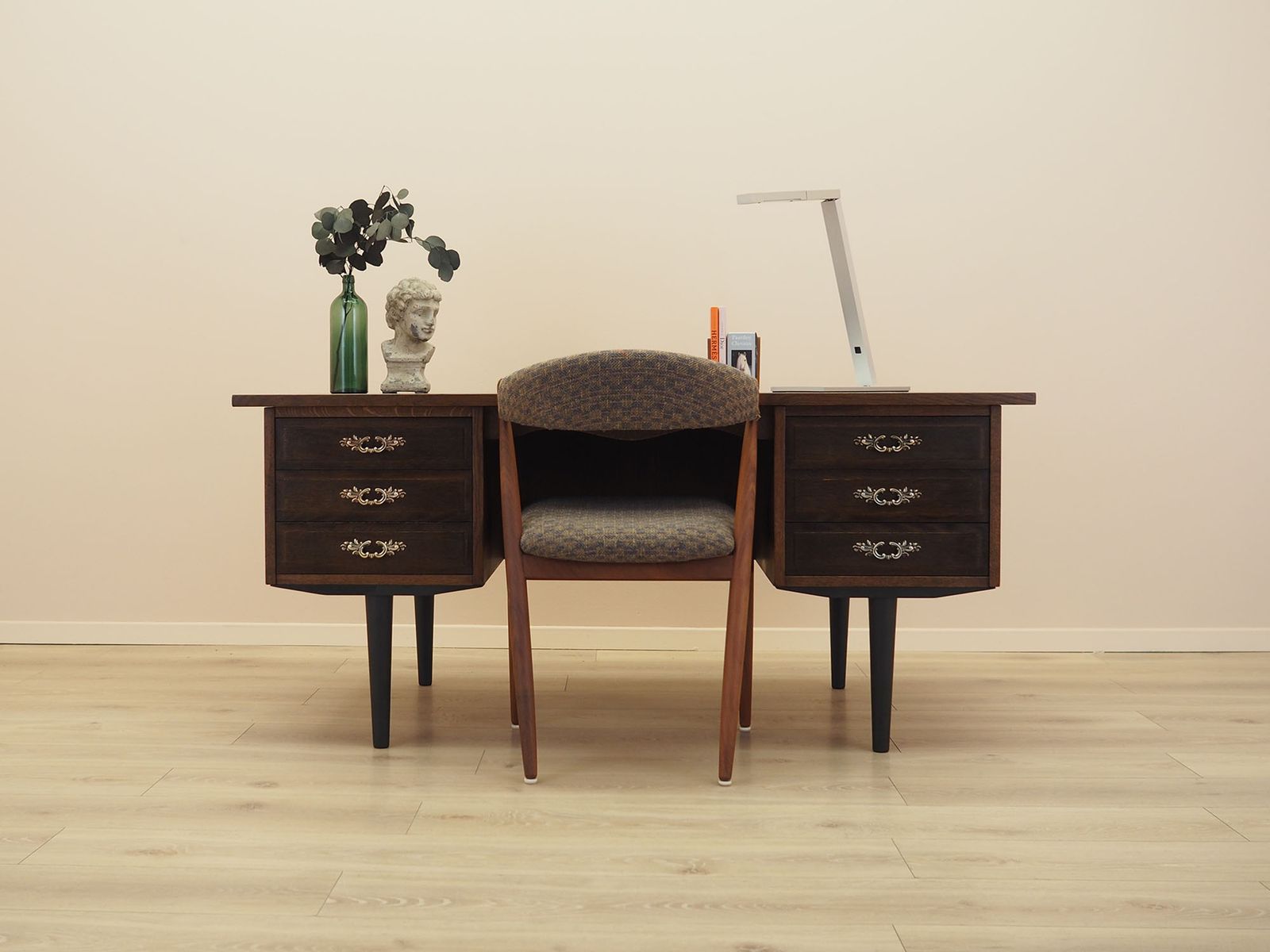 Bureau danois en placage de noyer à six tiroirs, années 1960 photo furniture