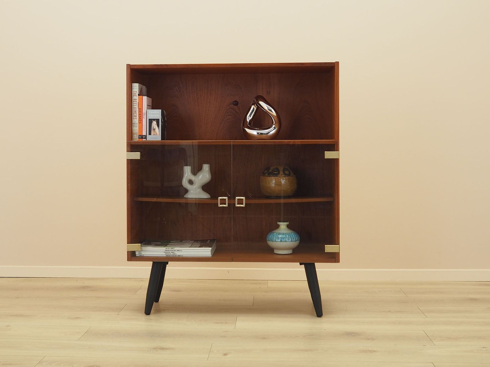 Deens teakhouten vitrinekast met glazen deuren en open schap, jaren 1970 photo furniture