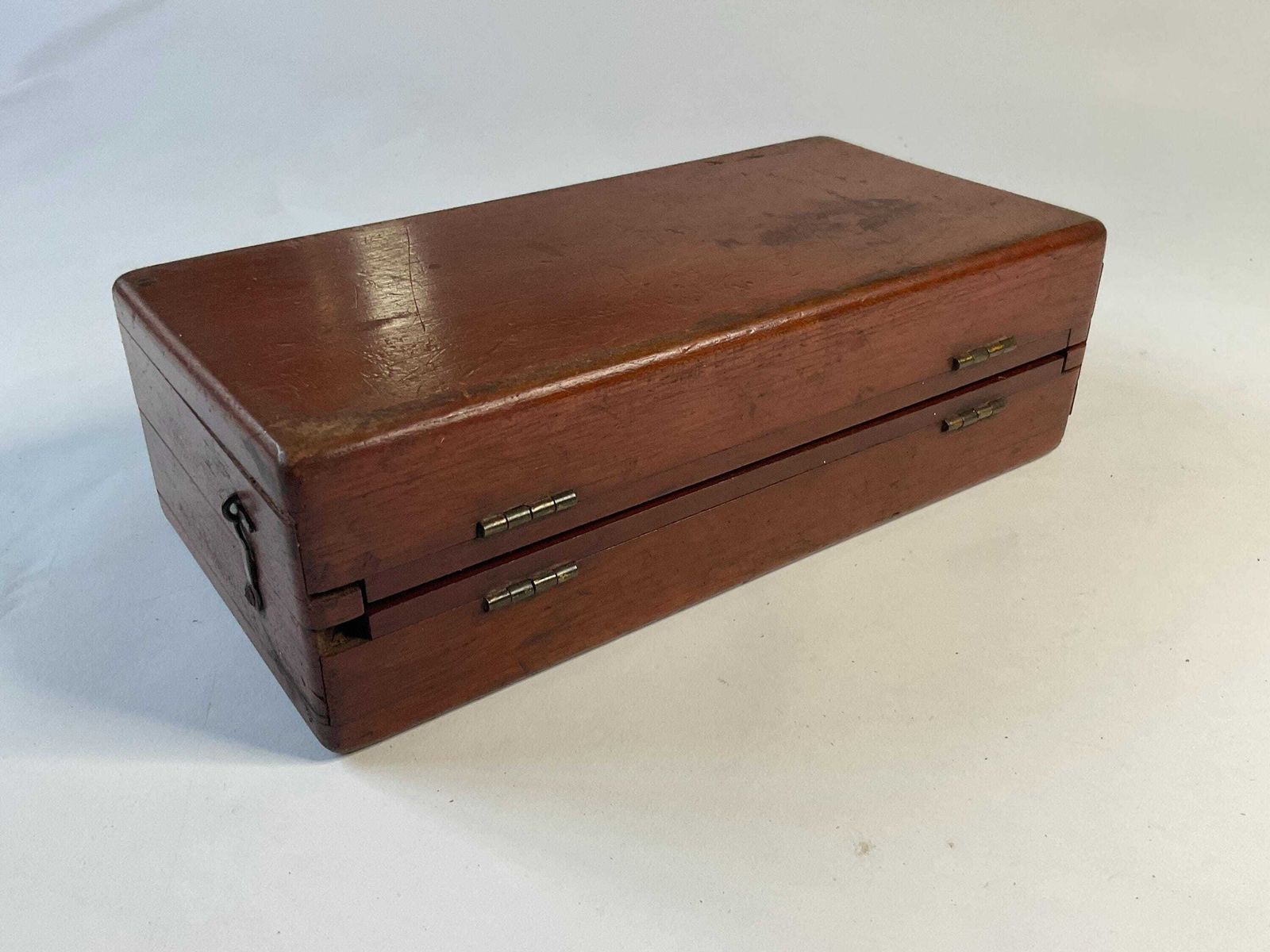 Victoriaans schaakspel van gesneden been met pennen, in opvouwbare houten doos (19e eeuw). photo furniture