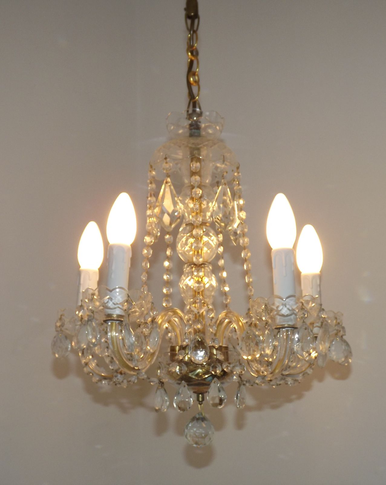 photo vinterior French Vintage Maria Theresa Gold Metal & Glass 5 Light Crystal Chandelier