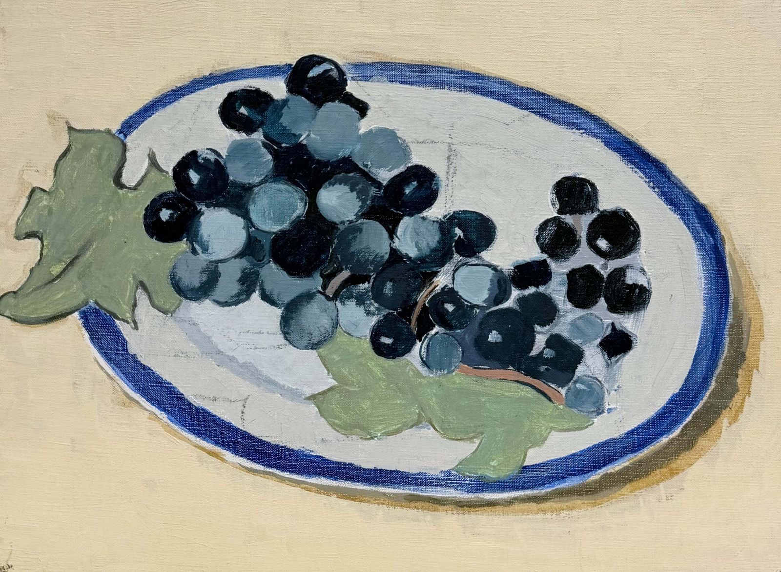 Nature morte aux raisins noirs sur une assiette bleue et blanche, modernisme français, huile sur toile
