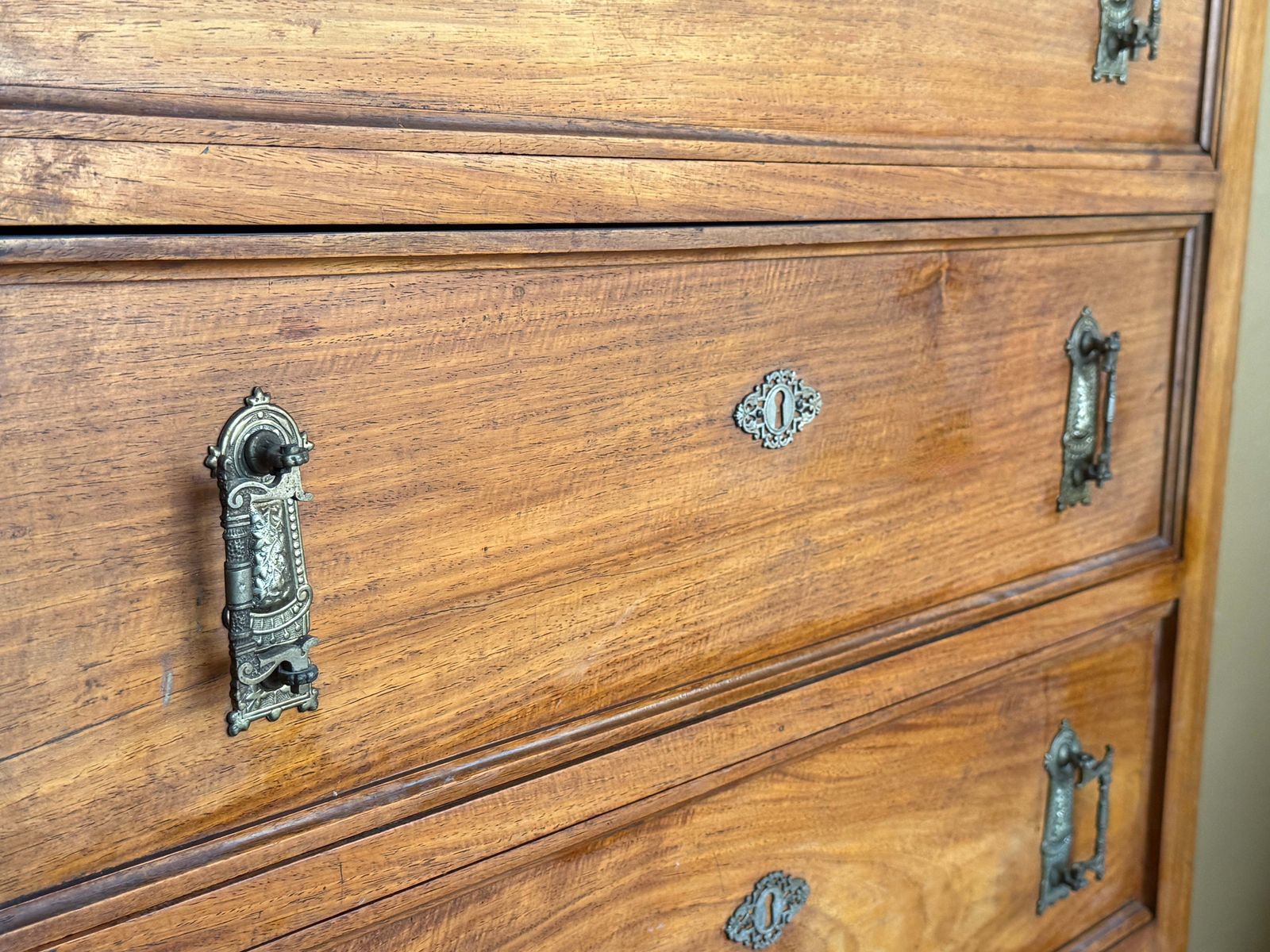 Haute commode à sept tiroirs ou cabinet, XXe siècle, avec quincaillerie en laiton photo vinterior