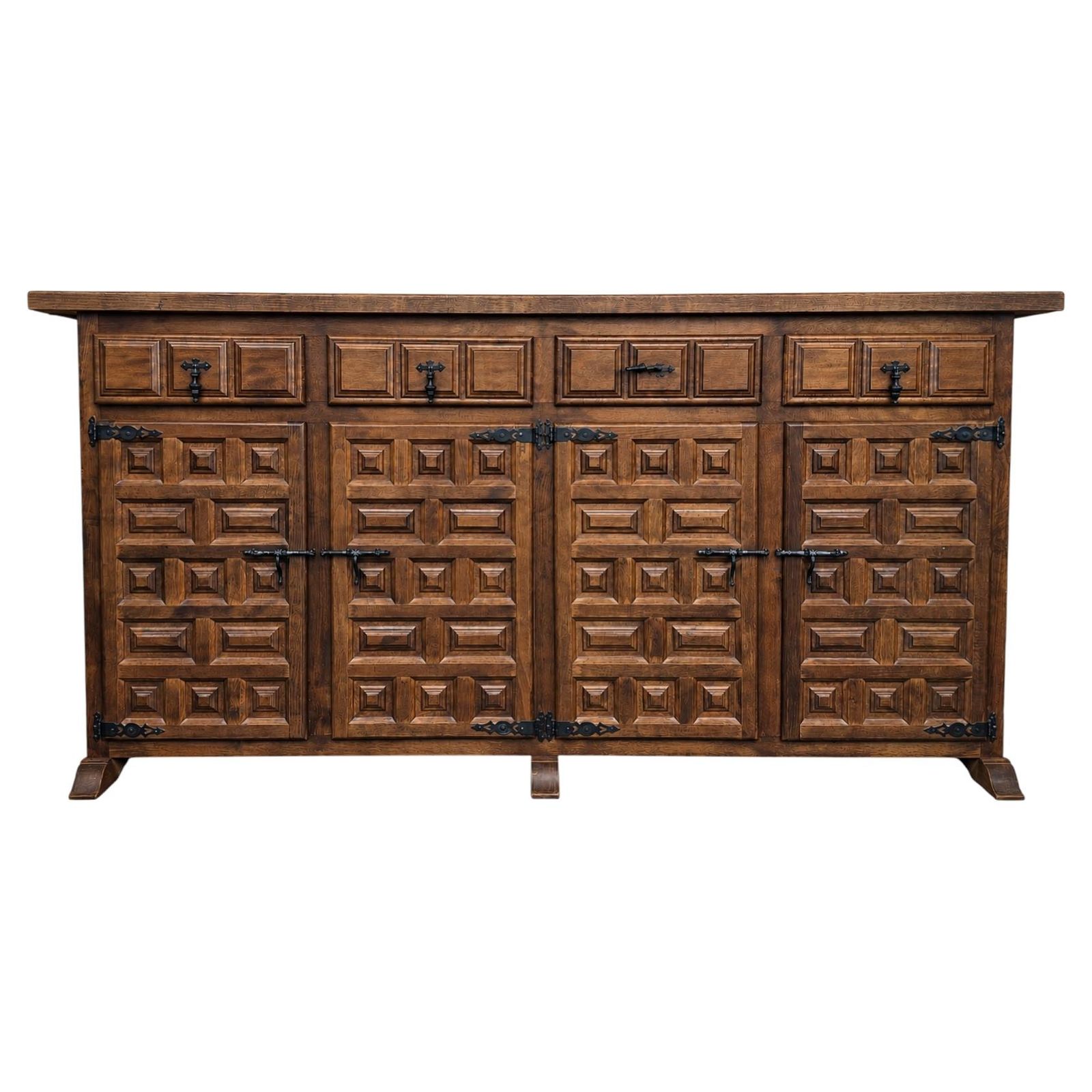 Buffet espagnol rustique en bois sculpté avec ferrures forgées à la main, XXe siècle