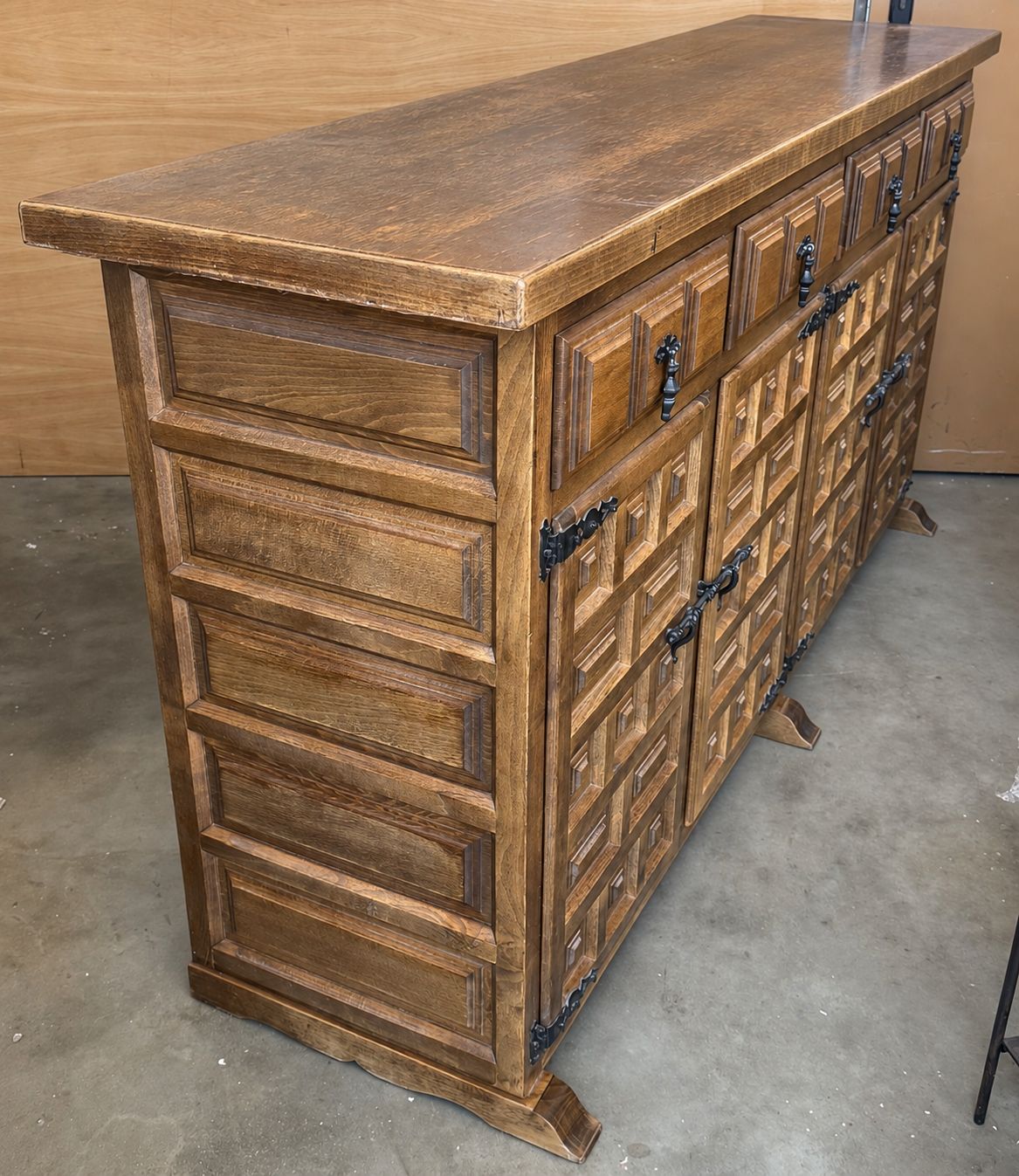 Buffet espagnol rustique en bois sculpté avec ferrures forgées à la main, XXe siècle photo 5903.0