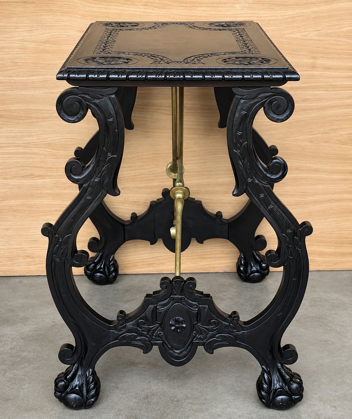 Table centrale d'époque en bois ébénisé sculpté, traverses en laiton et pieds en patte photo 2106.0