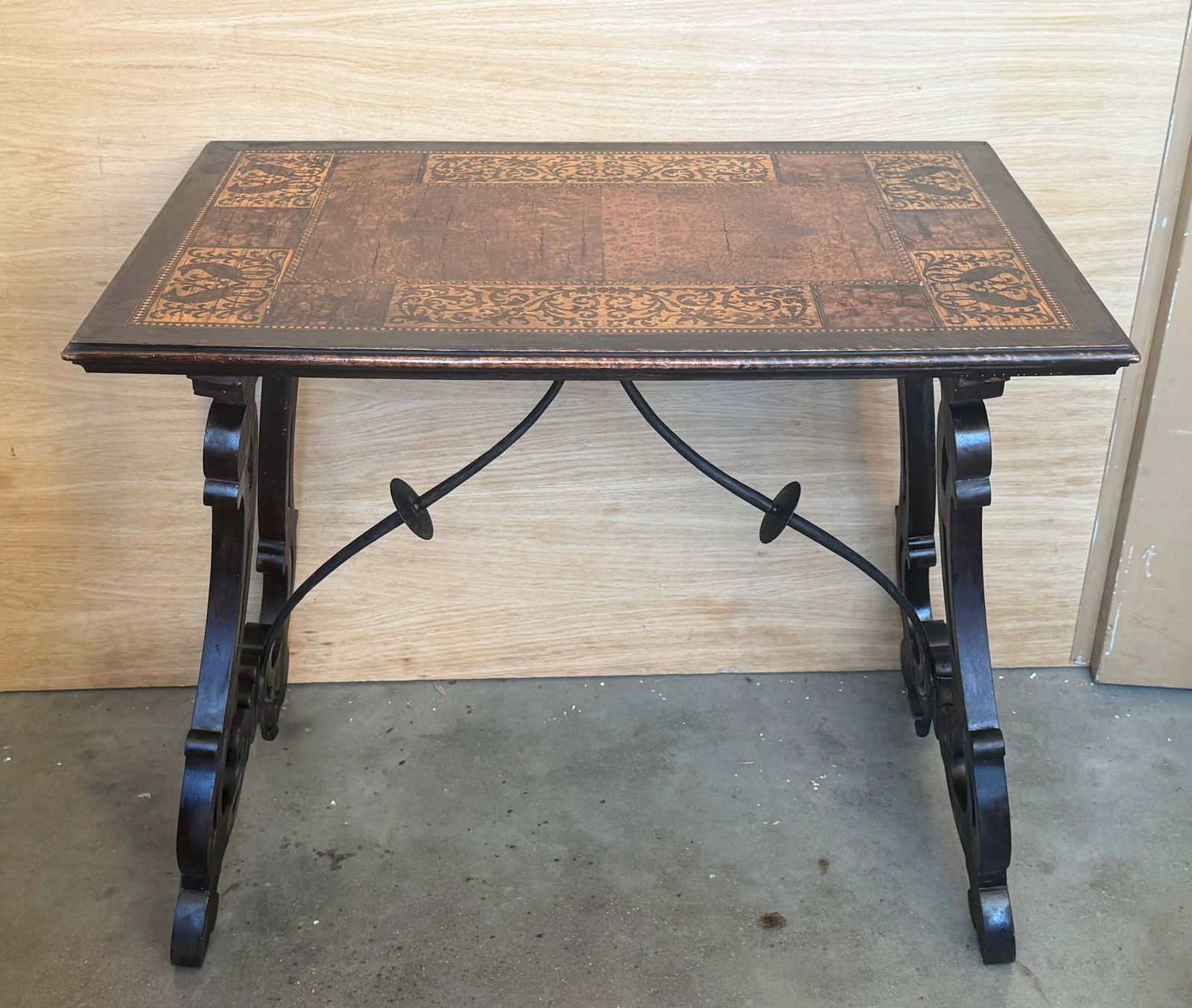Table d'appoint espagnole en marqueterie, motifs d'oiseaux et entretoise en fer photo for sale