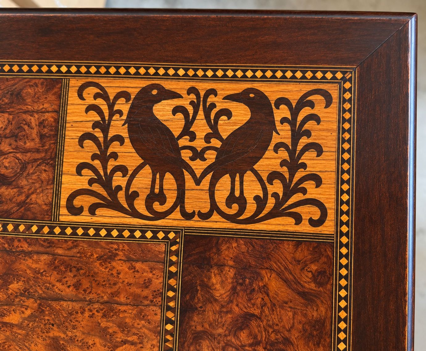 Mobilier Table d'appoint espagnole en marqueterie, motifs d'oiseaux et entretoise en fer photo