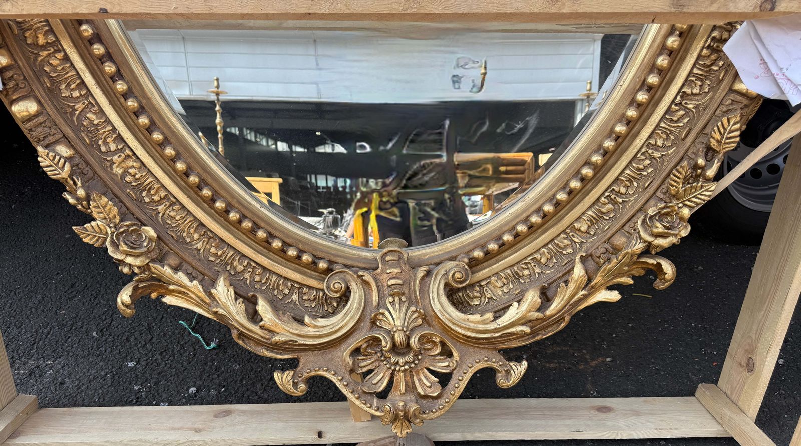 Miroir ovale en bois doré de style Baroque Revival, à chérubins sculptés, 92 pouces photo buy