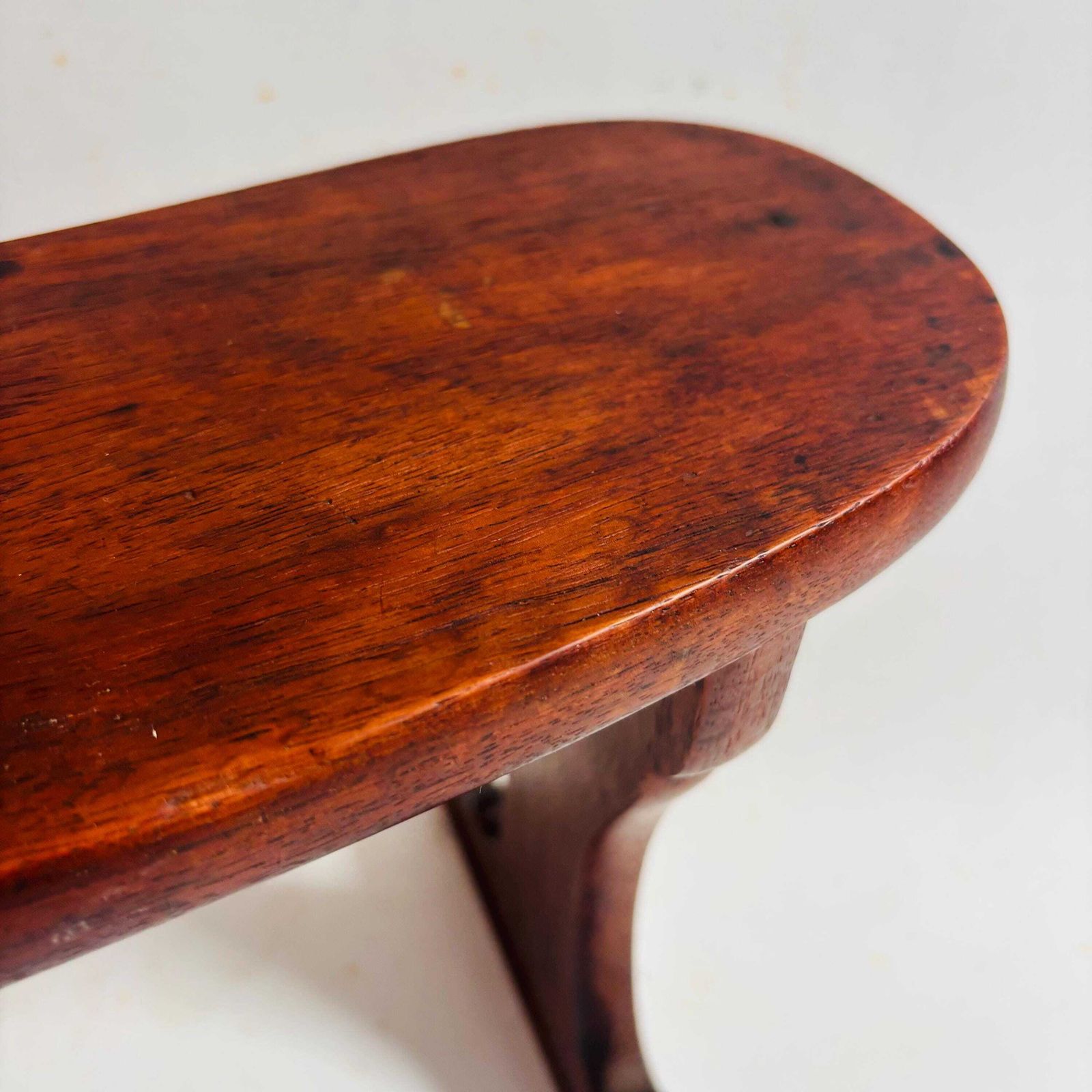 Fauteuil d'appui Kyōsoku d'époque en bois de sugi, présentoir bas, ère Shōwa, vers 1930 photo vinterior