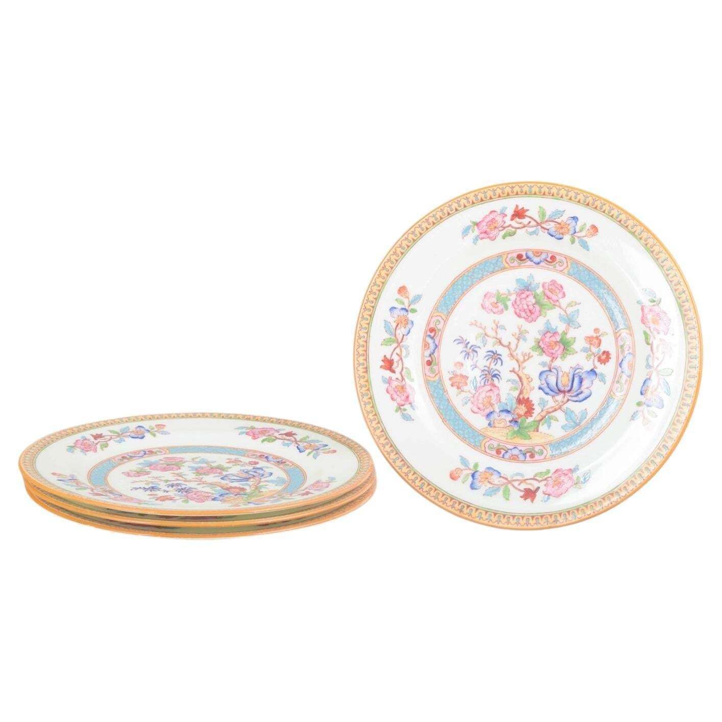 Cauldon China, England. Vier faience borden met oosters bloemmotief.