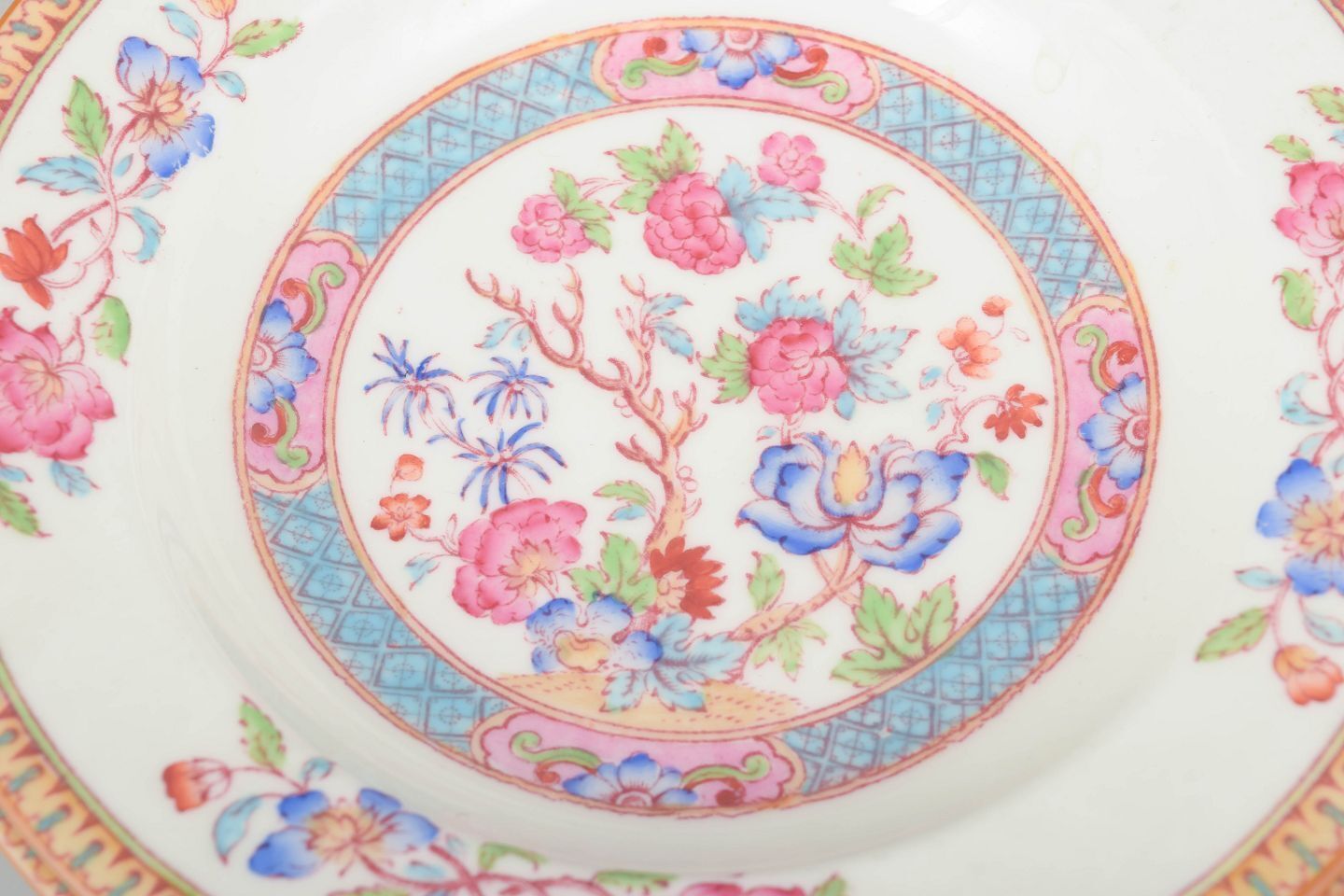 Cauldon China, Engeland. Drie Diepe Faience Borden met Oosters Patroon. photo for sale