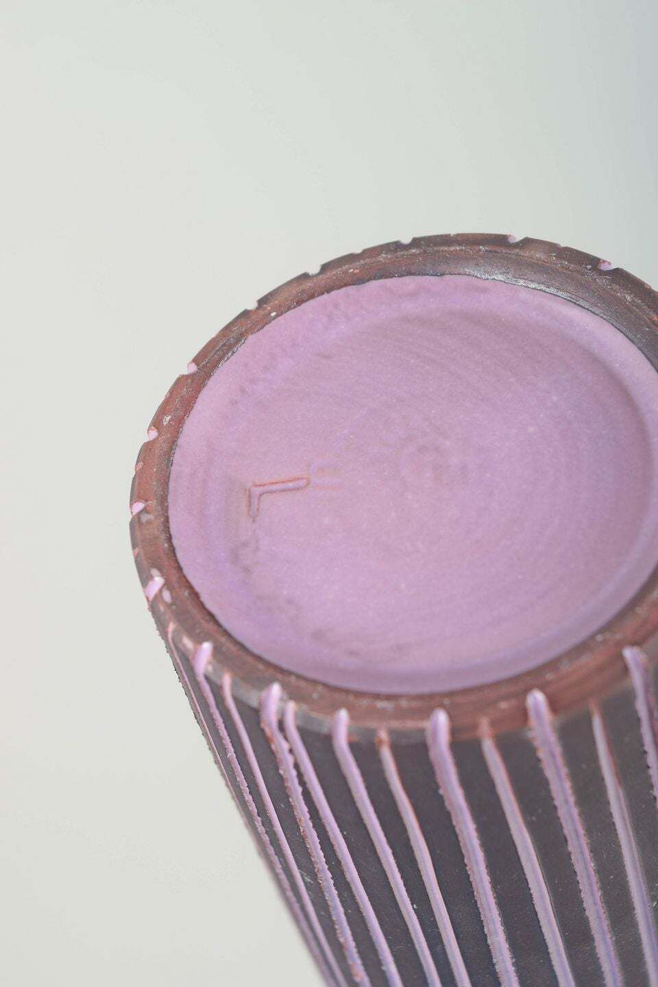 Vase cylindrique Gabriel, Suède, glaçure violette et rayures, années 1970 photo Décoration