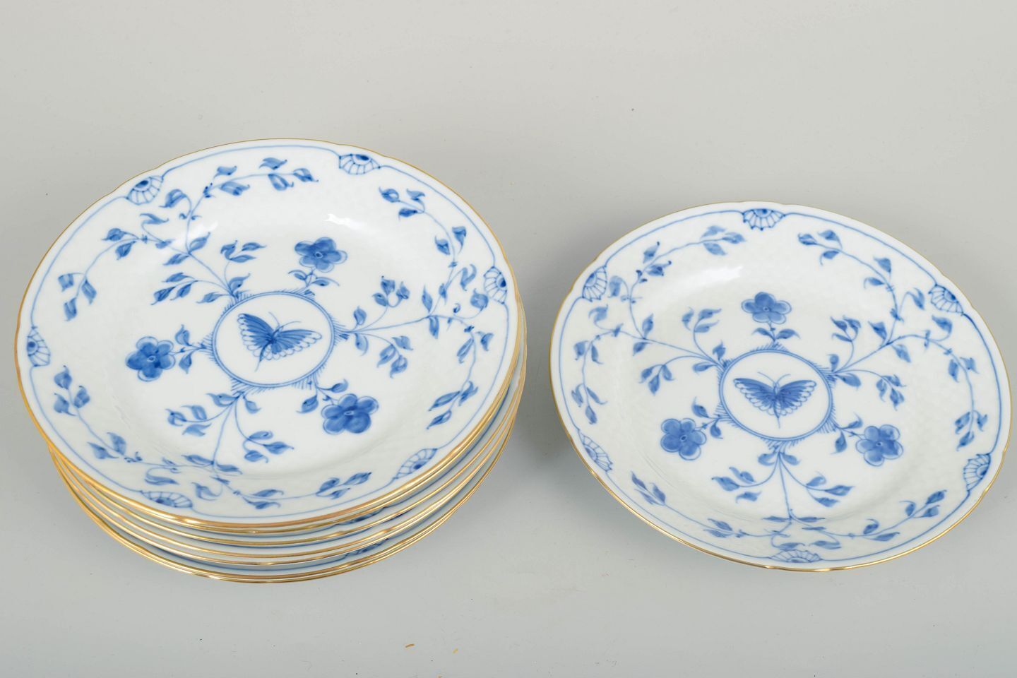 Bing & Grøndahl. Set van acht "Butterfly" dessertborden met gouden rand. photo furniture
