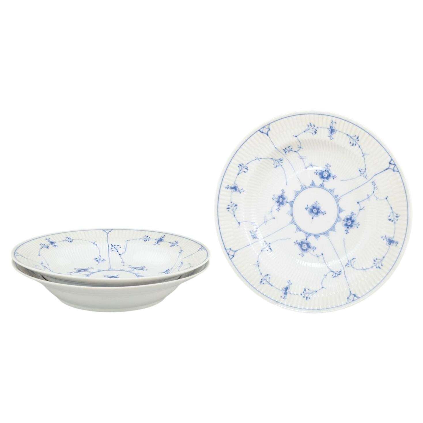 Royal Copenhagen, Blue Fluted Plain. Drie diepe borden in porselein.