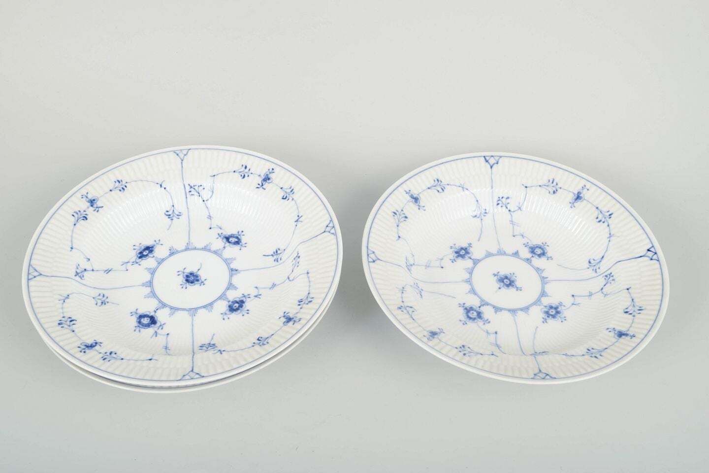 Royal Copenhagen, Blue Fluted Plain. Drie diepe borden in porselein. photo furniture