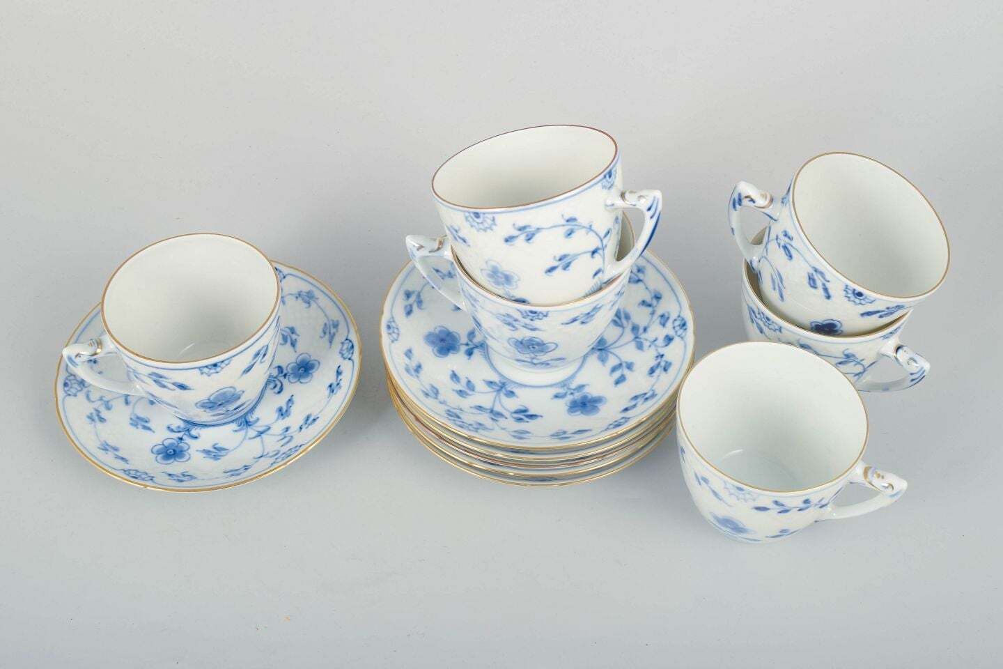 Bing & Grøndahl. Set van zes "Kipling" koffiekopjes met schoteltjes. Midden 20e eeuw. photo furniture