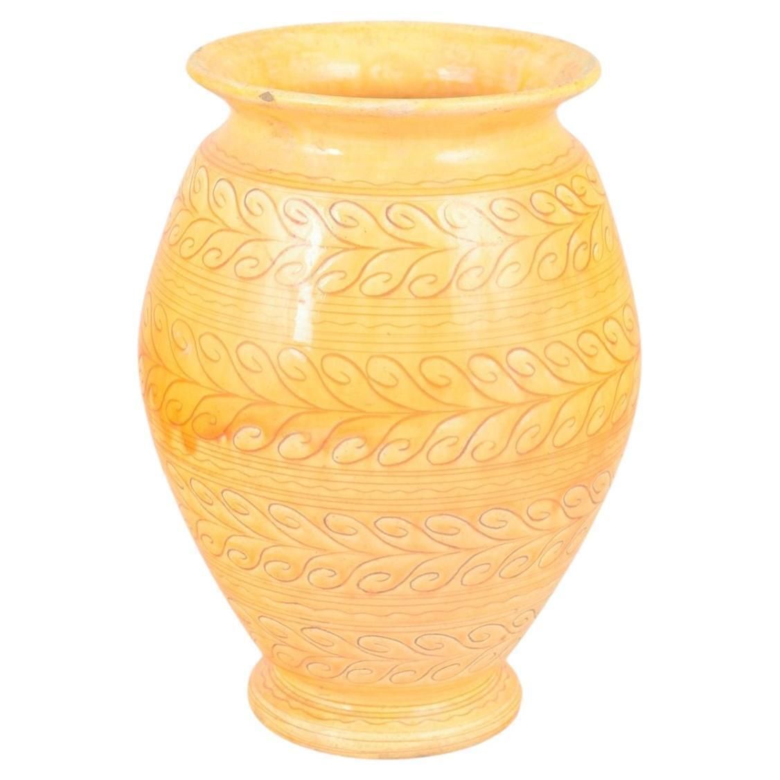 Kähler. Grand vase en céramique jaune orangé à décor incisé de feuilles, années 1930