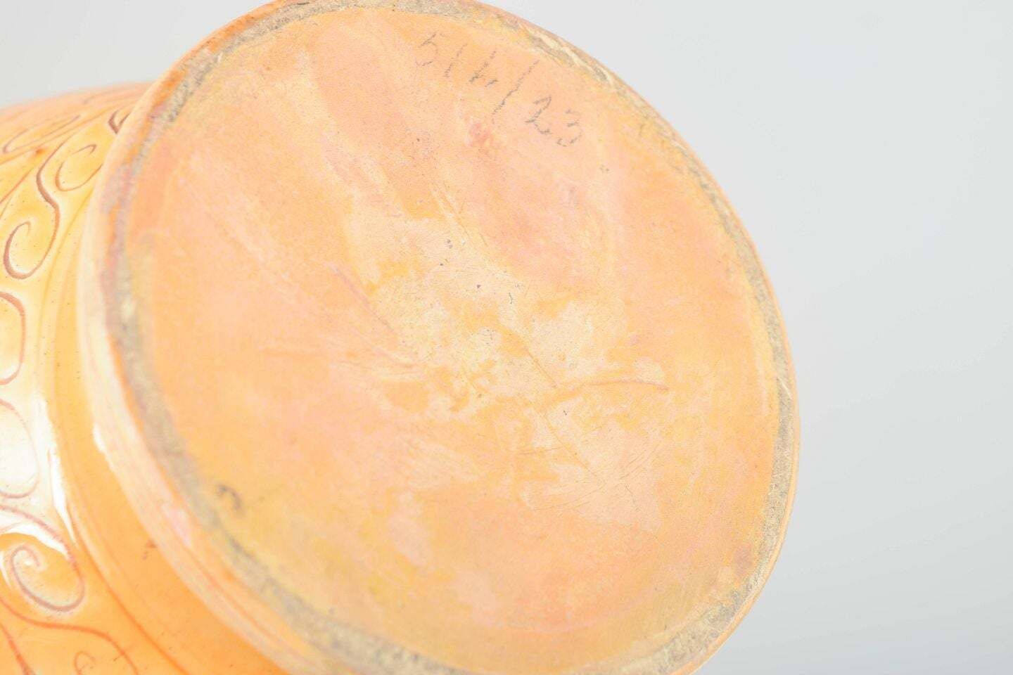 Kähler. Hoge geel-oranje keramische vaas met ingegraveerd bladpatroon, jaren 1930 photo Woonaccessoires