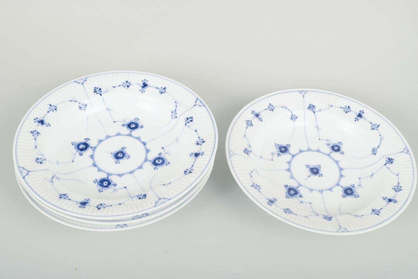 Royal Copenhagen, Blue Fluted Plain. Quatre assiettes creuses en porcelaine. Années 1920 photo furniture
