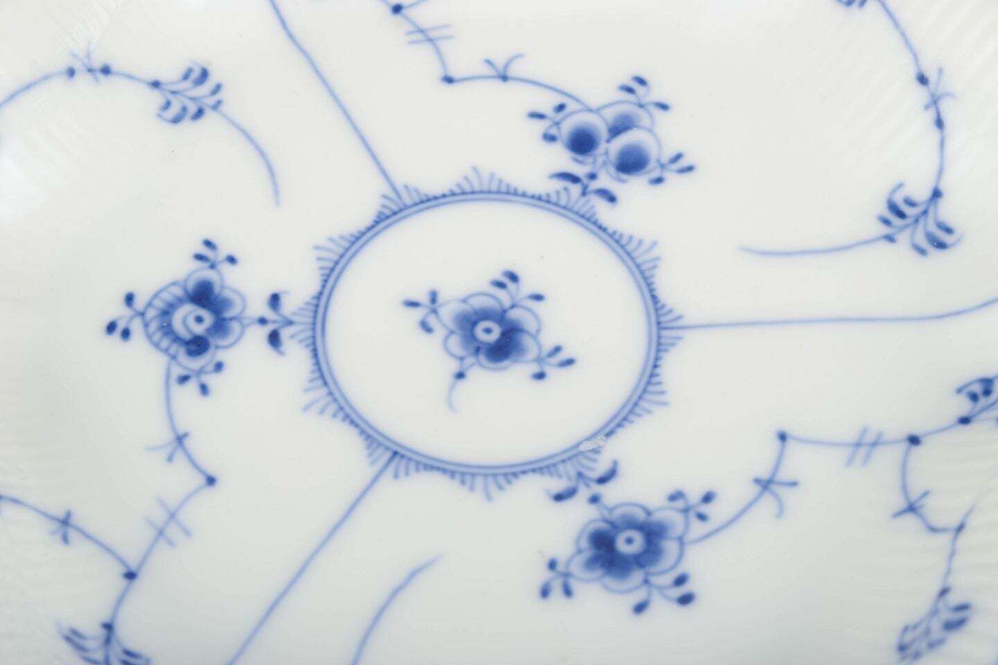 Royal Copenhagen, Blue Fluted Plain. Hexagonale serveerschaal in porselein, jaren 1920 photo for sale