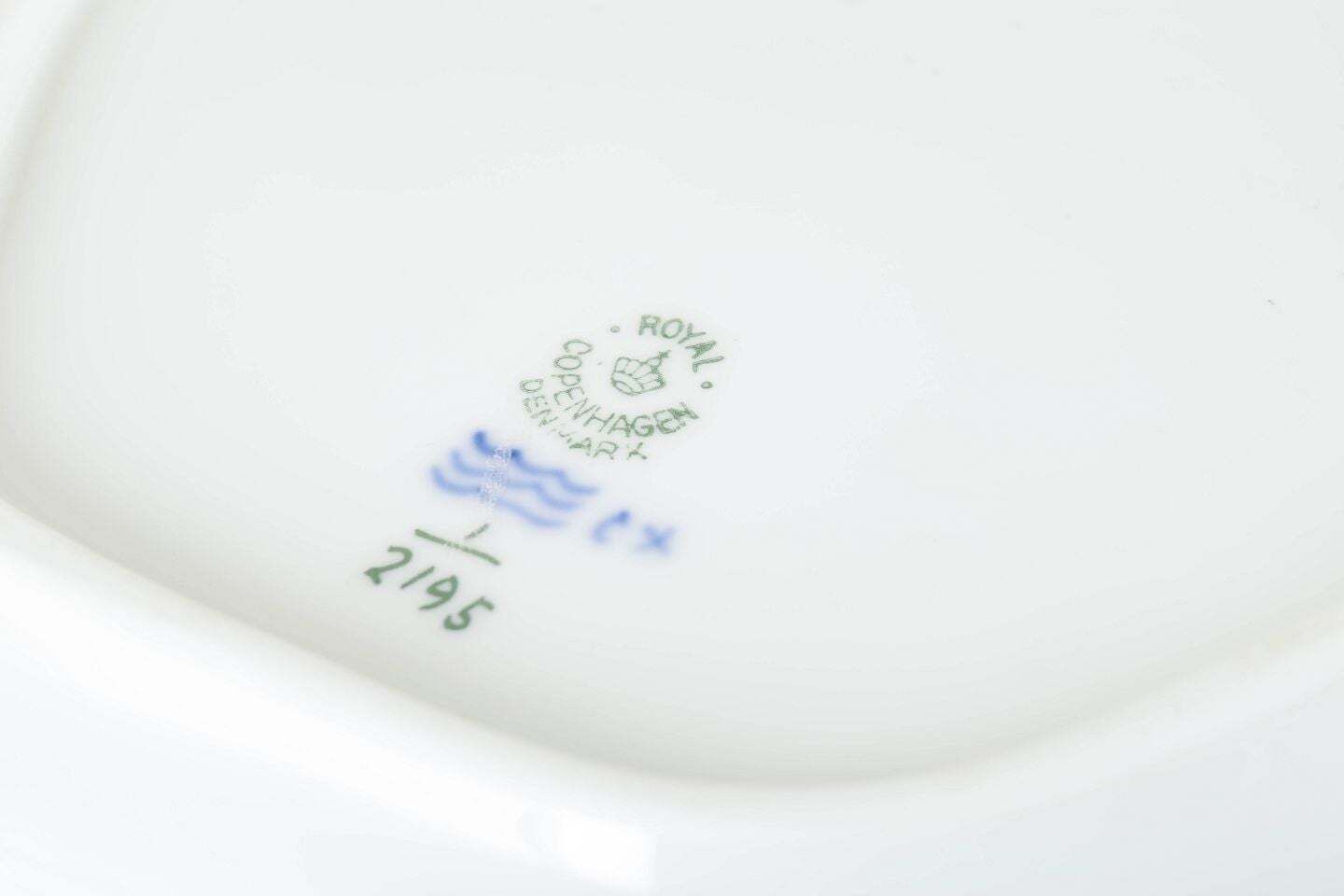 Royal Copenhagen, Blue Fluted Plain. Plat de service hexagonal en porcelaine, années 1920 photo Décoration