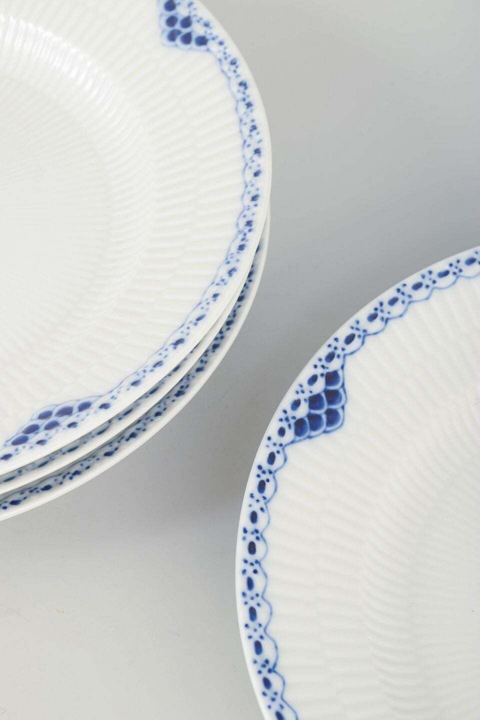 Royal Copenhagen. Vijf diepe borden/pastaborden, "Princess" patroon. Eind 20e eeuw photo for sale