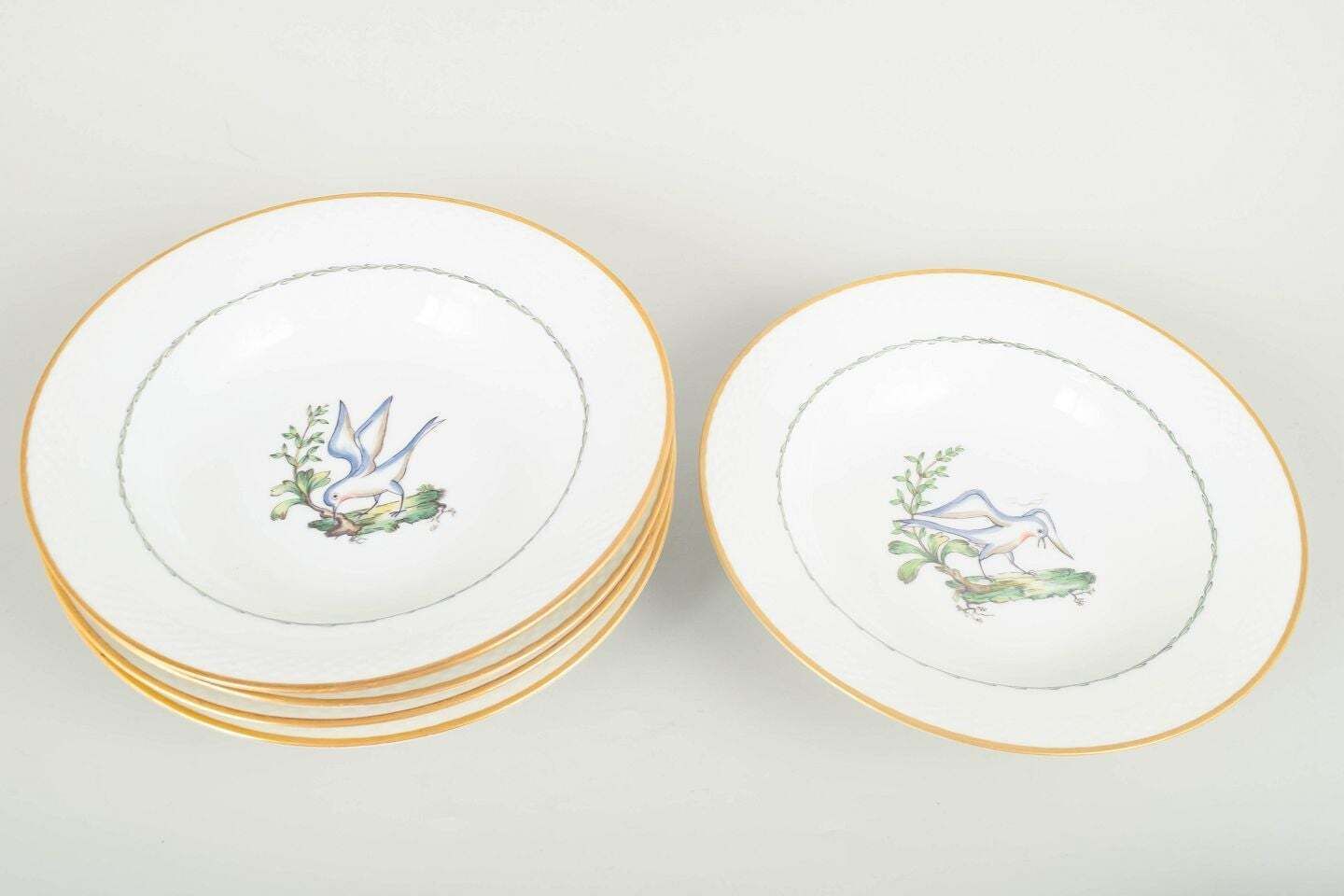 Royal Copenhagen. Ensemble de six grandes assiettes creuses à motifs d'oiseaux. Début du XXe siècle. photo furniture